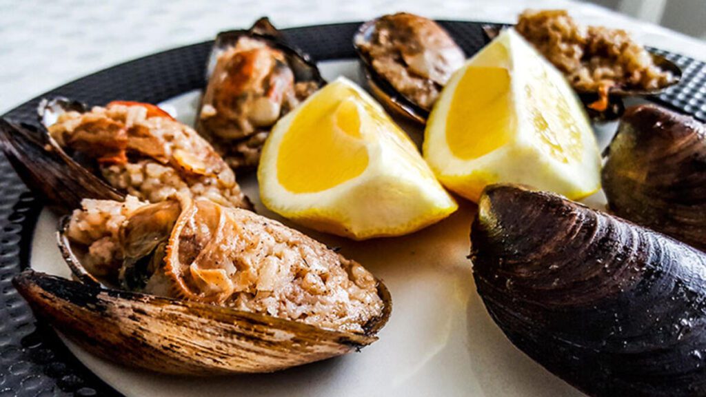 Turkish cuisine : Mussel preparation