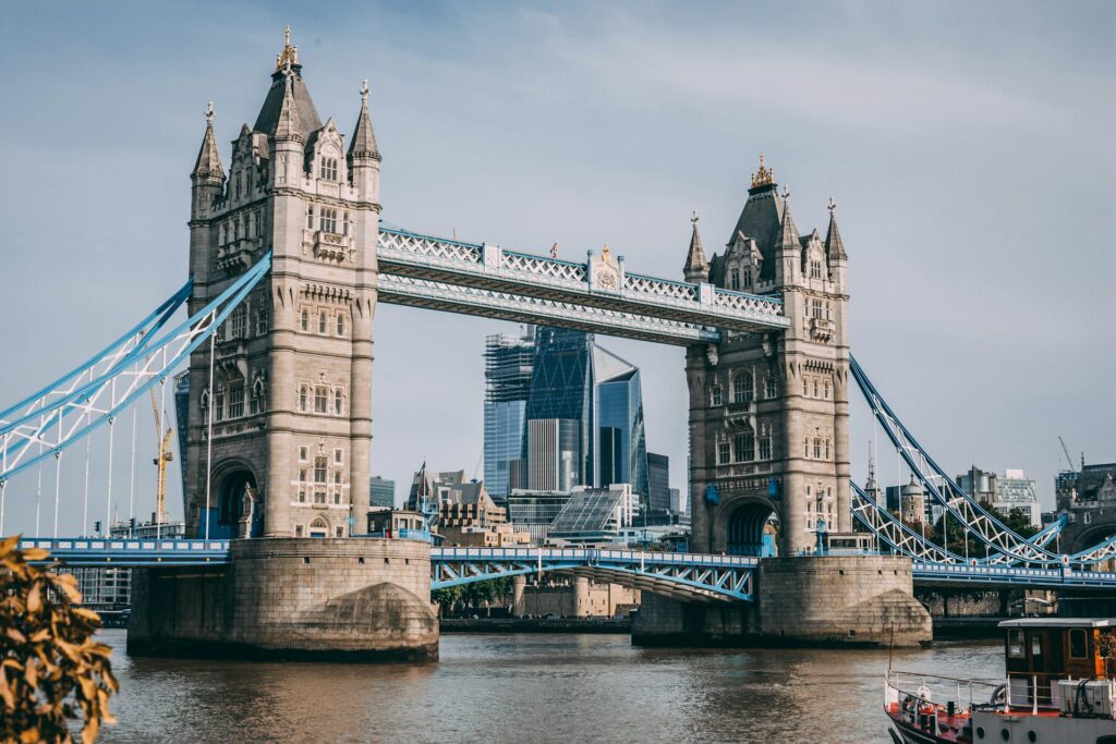 Best Places to Visit in London in 2024 / Tower Bridge